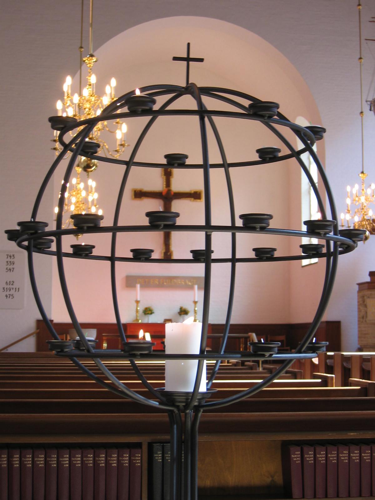 Lysglobe Absalons kirke © kvindesmedien